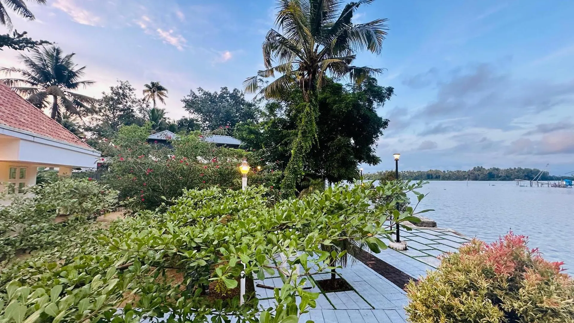 Casa De Canoli - A Private Backwater Villa Methala